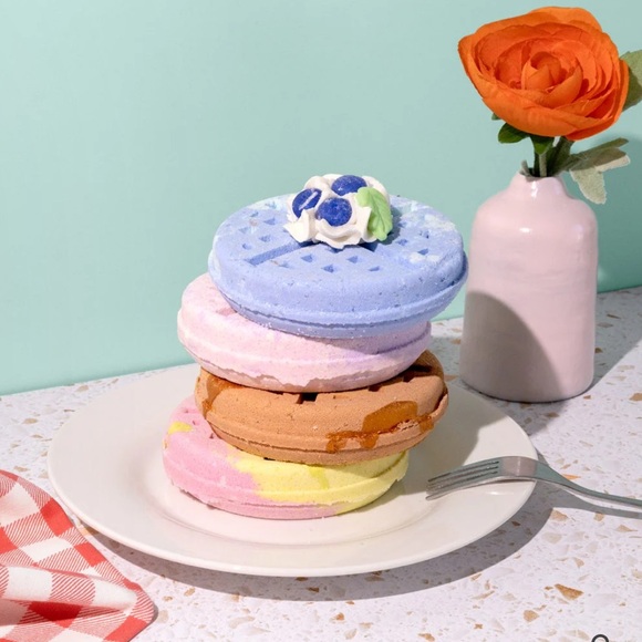 New NECTAR BATH TREATS Blueberry Jumbo Waffle Bath Bomb - Picture 3 of 5